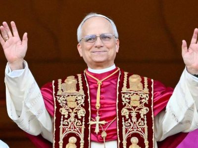 o-novo-papa-leao-14-robert-prevost-faz-primeiro-discurso-na-sacada-da-basilica-de-sao-pedro-no-vaticano-1746726227445_v2_900x506