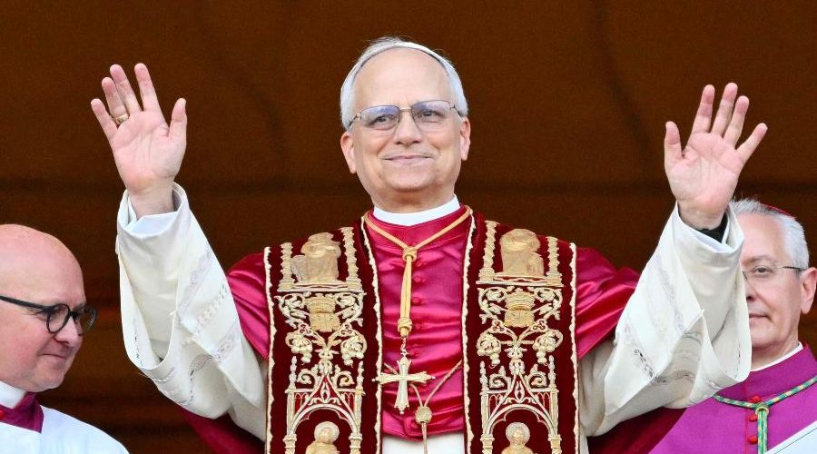 o-novo-papa-leao-14-robert-prevost-faz-primeiro-discurso-na-sacada-da-basilica-de-sao-pedro-no-vaticano-1746726227445_v2_900x506