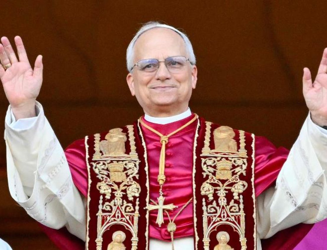 o-novo-papa-leao-14-robert-prevost-faz-primeiro-discurso-na-sacada-da-basilica-de-sao-pedro-no-vaticano-1746726227445_v2_900x506